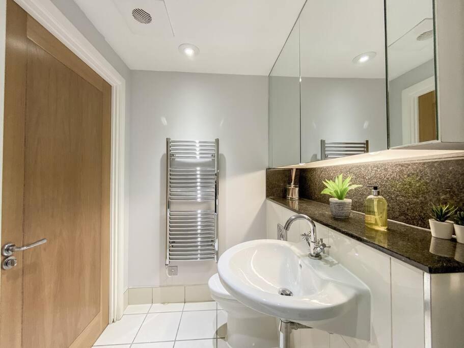 Luxury Riverside Retreat With Stunning Views * Londen