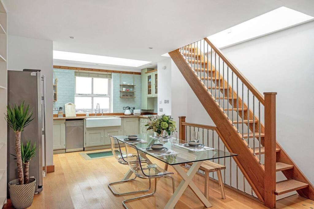 Exceptional Mews House In Chelsea * London