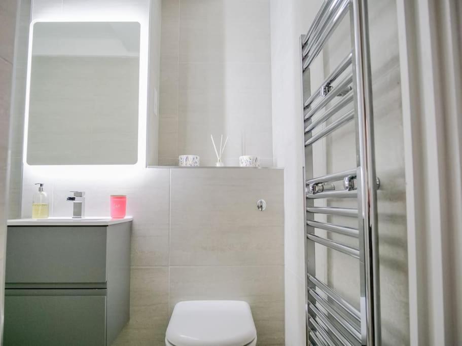 Super Spacious 3 Bedroom And 3 Bathroom Londen