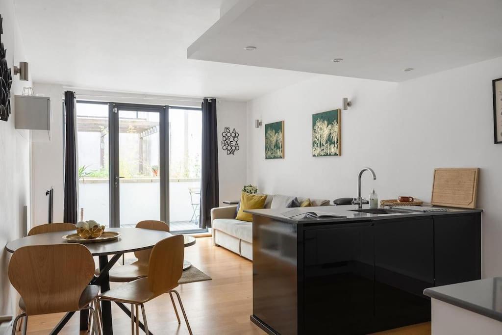 Apartment A Modern Two Bedroom Flat With Private Parking London