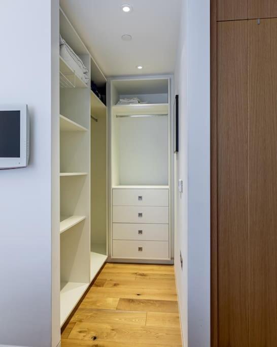 Stylish House With Superb Space Londres