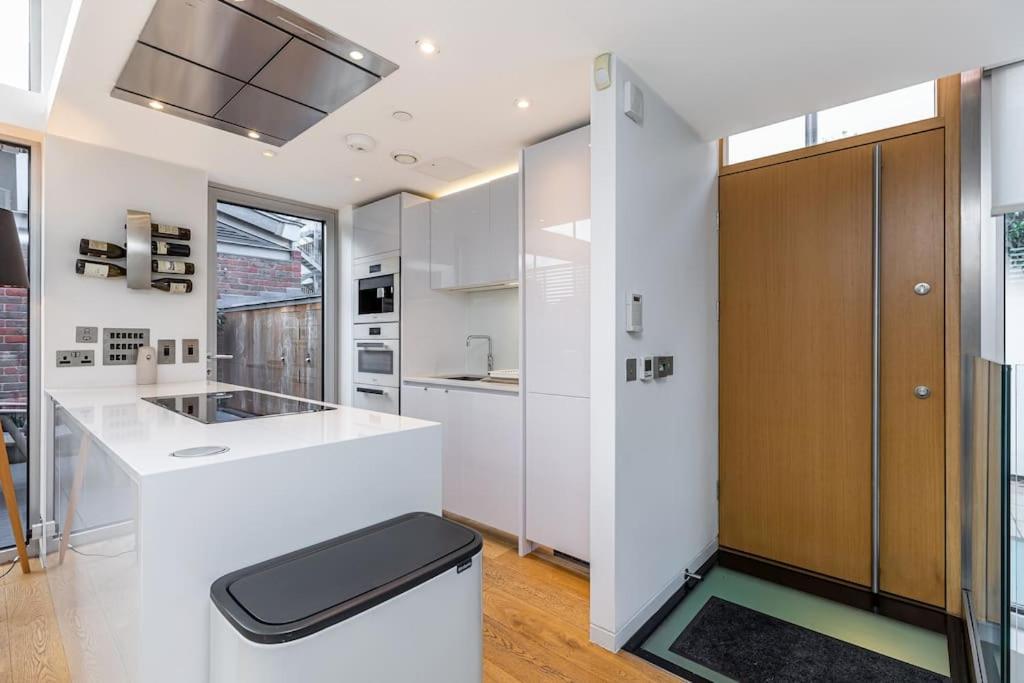 Stylish House With Superb Space Londres