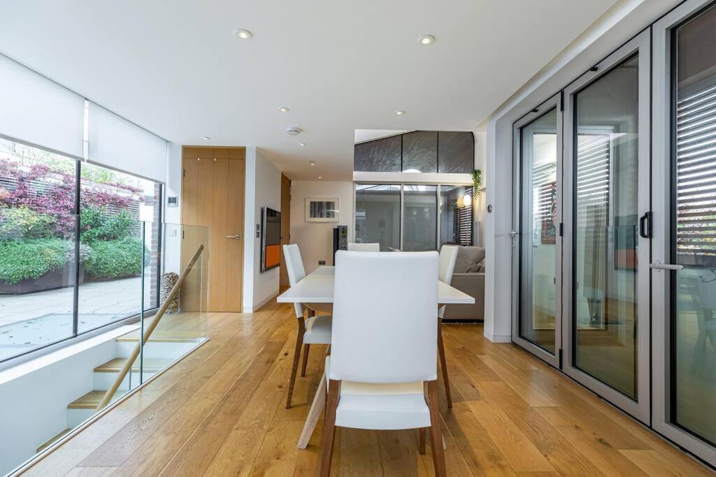 Stylish House With Superb Space Londres
