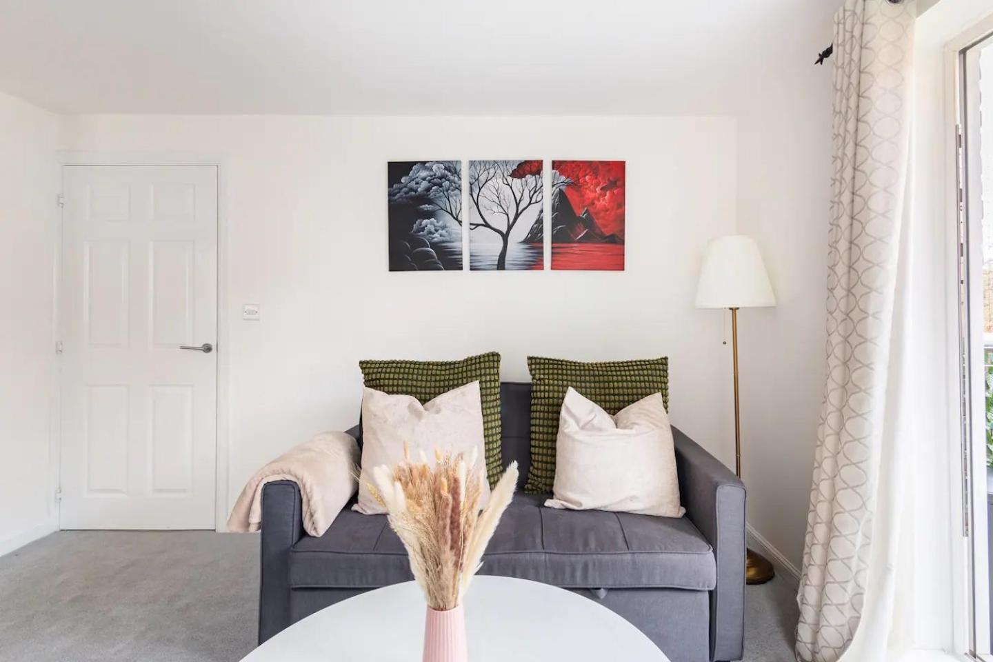 Live The Wembley Buzz! Stylish Flat Near Station & Amenities Londen