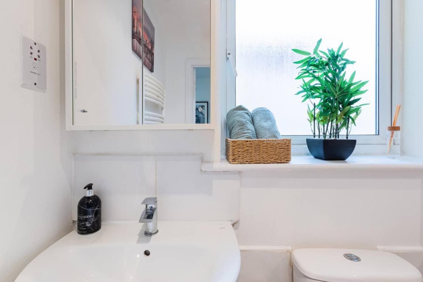 Appartement Live The Wembley Buzz! Stylish Flat Near Station & Amenities Londen
