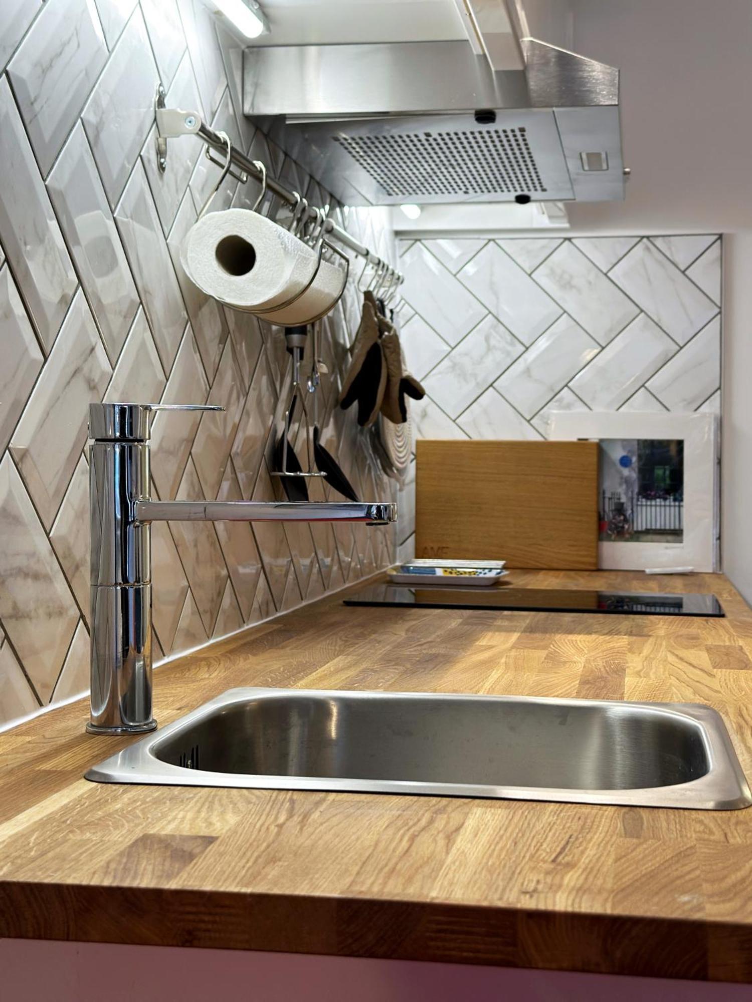 Kensington Hosted By Airoperate Near Notting Hill - 1 Double Bed , 1 Sofa Bed, Ground Floor Via Private Entrance * Londra