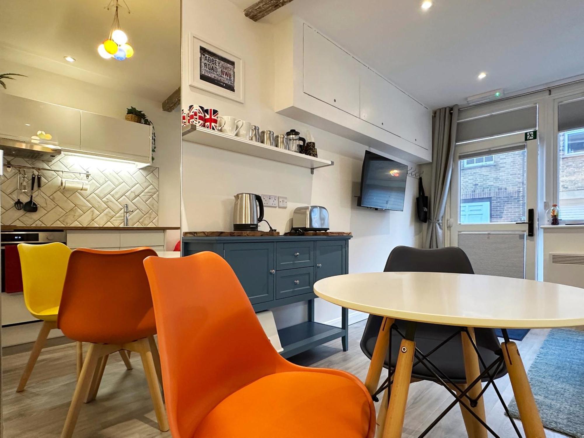 Kensington Studio Hosted By Airoperate Near Notting Hill - 1 Double Bed , 1 Sofa Bed, Ground Floor Via Private Entrance *