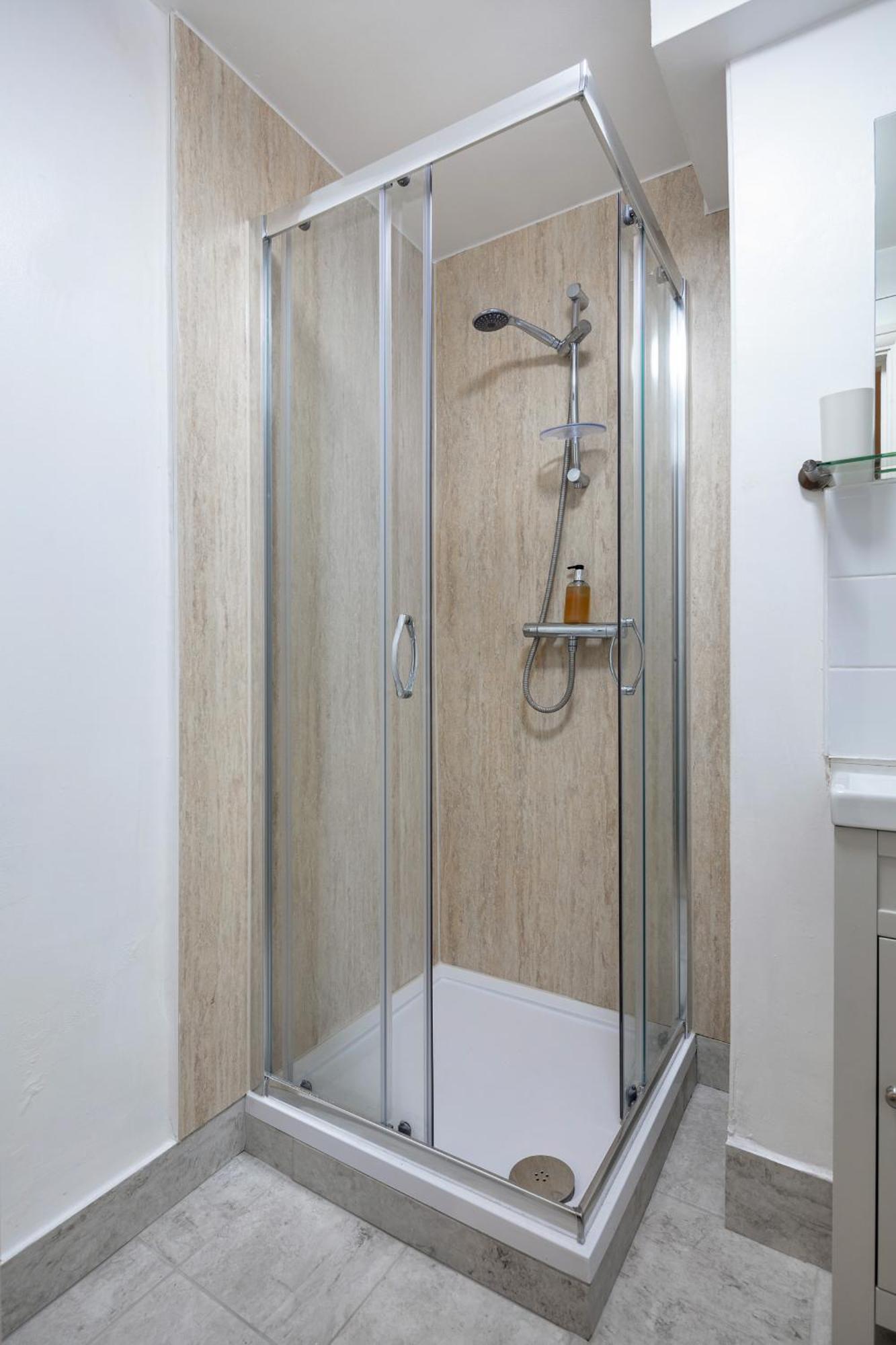 Elegant Kensington With Patio Londra