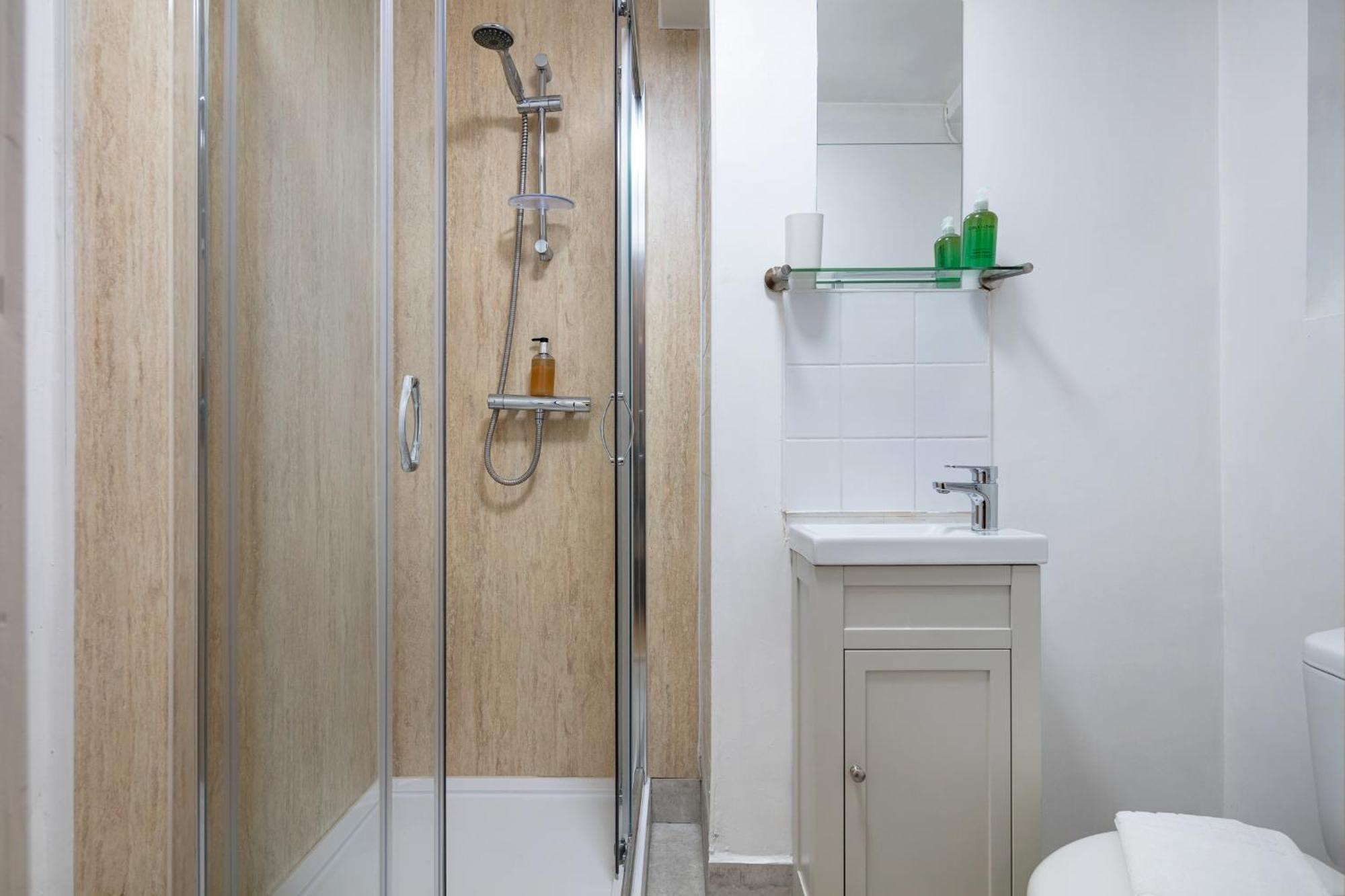 Elegant Kensington With Patio Londra