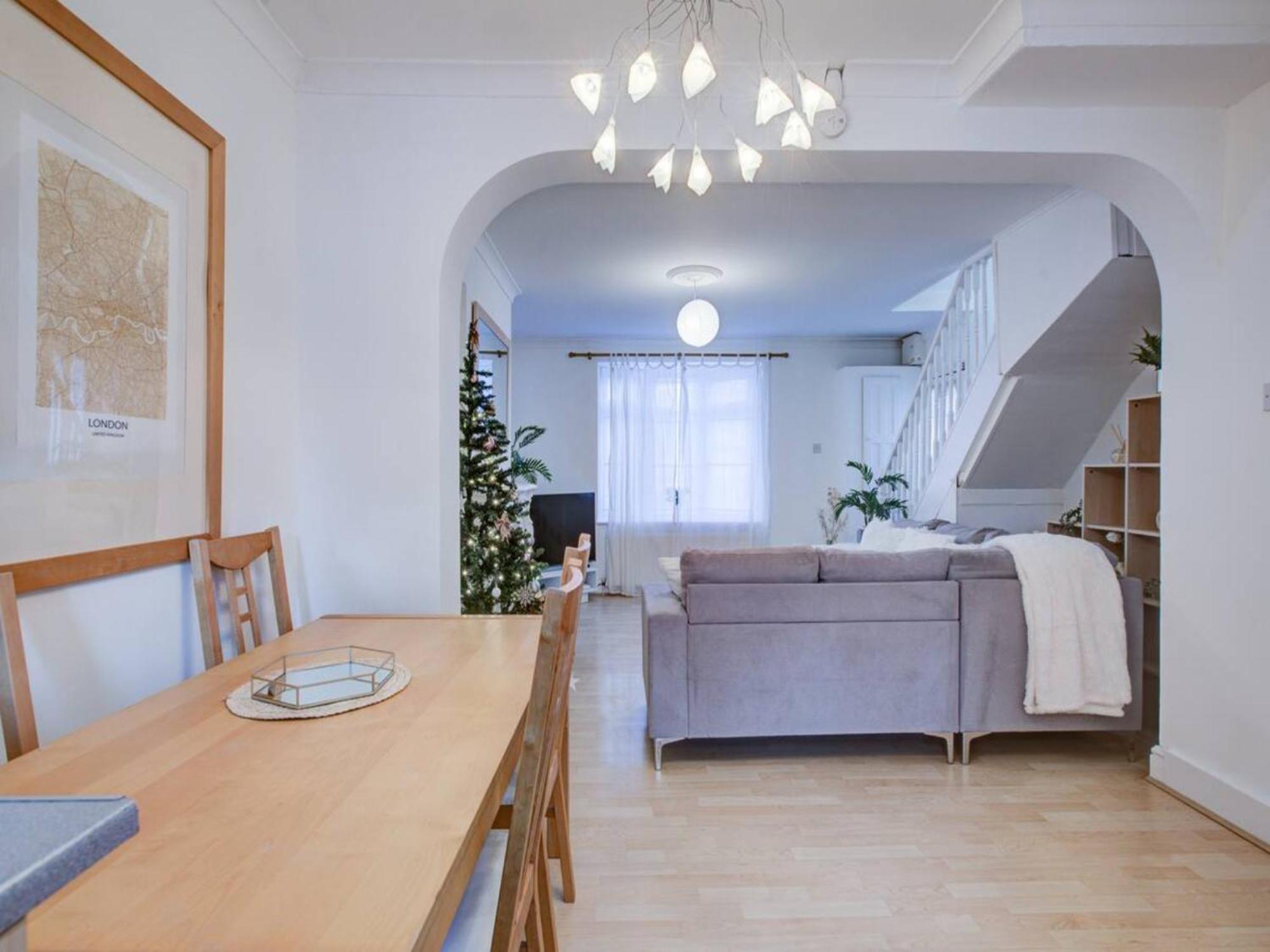 Pass The Keys Charming 2 Bedroom House Good Transport And Parking * London