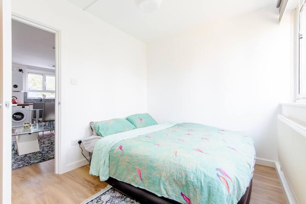 *brand New 1 Bedroom Flat In London* Appartement *