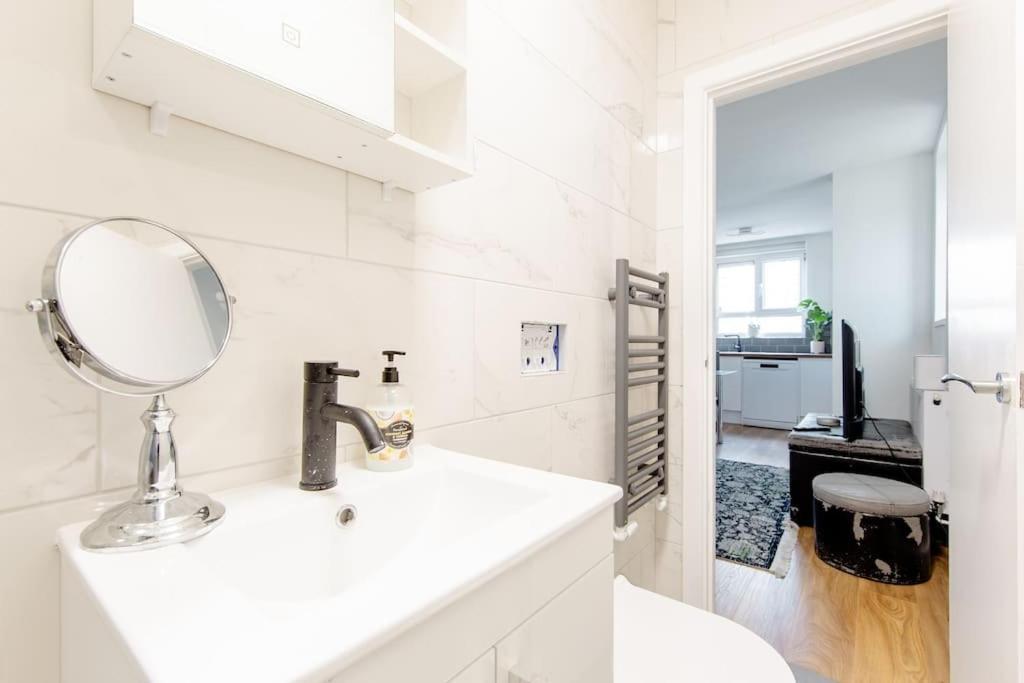 *brand New 1 Bedroom Flat In London* Appartement *