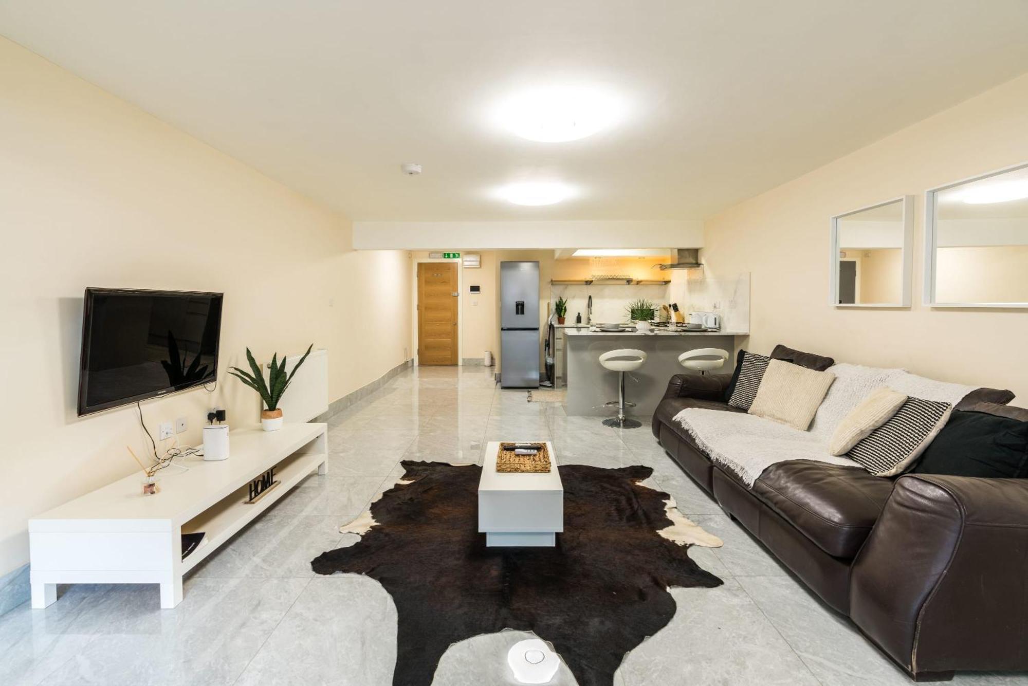 Huge Fully Equipped Studio 1 Min From Tube Station Semesterbostad London