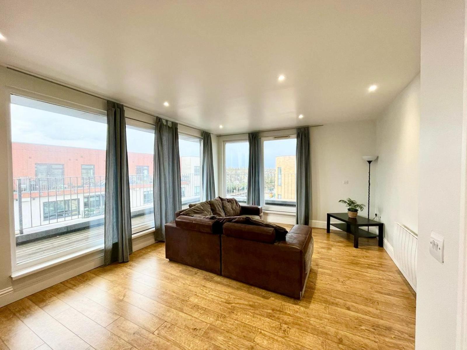 Modern Flat Near Transports * London
