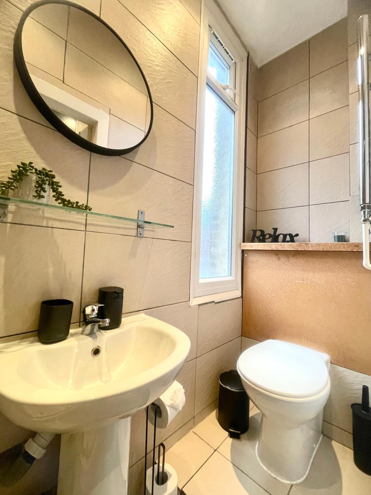 A Fantastic One Double Bedroom Flat Londra