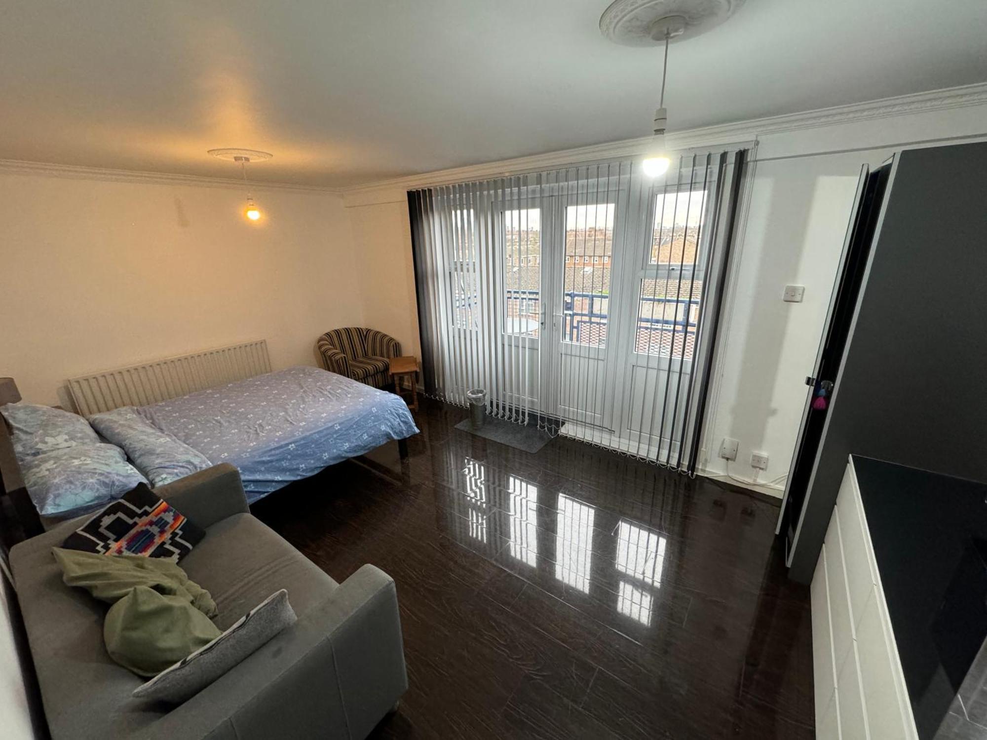 Large With Balcony Overlooking * Londra