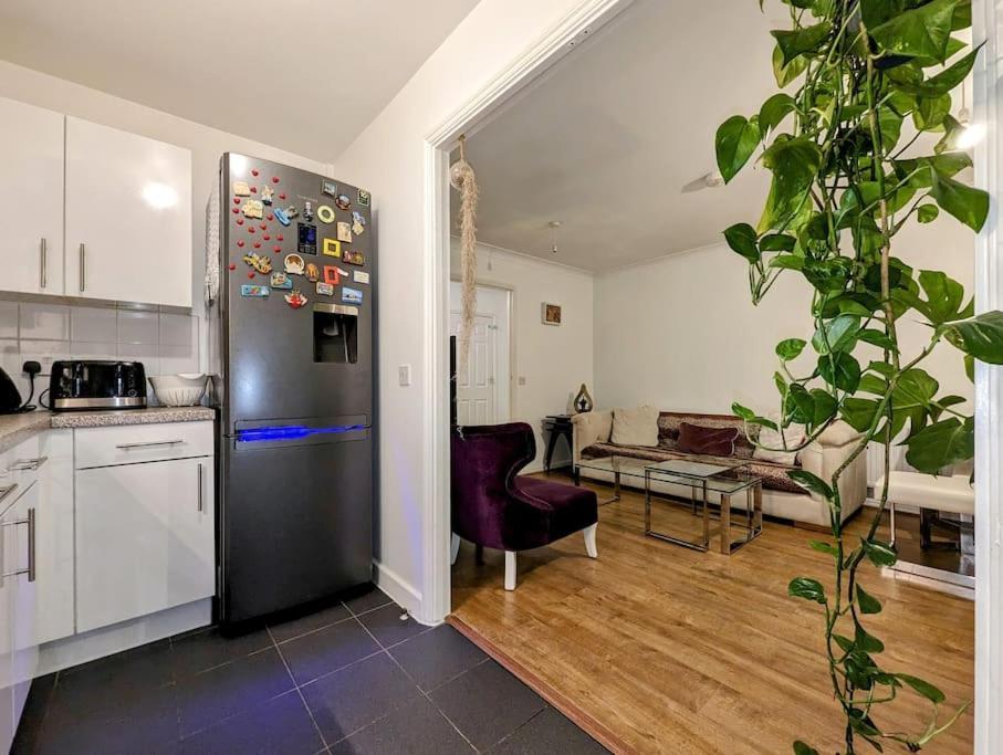 Appartamento Large, Plant Filled Flat With Balcony