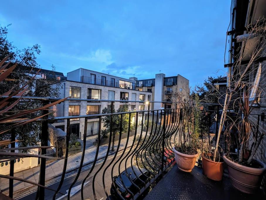 Large, Plant Filled Flat With Balcony Lägenhet