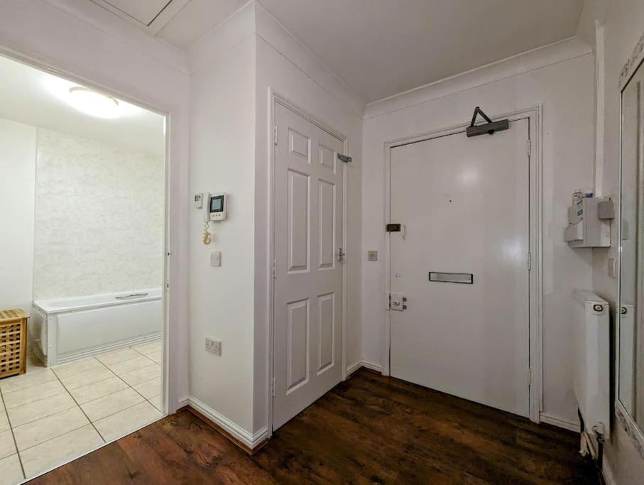 Appartamento Large, Plant Filled Flat With Balcony Londra