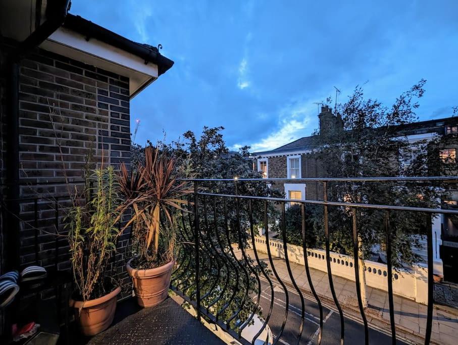 Large, Plant Filled Flat With Balcony Lägenhet London