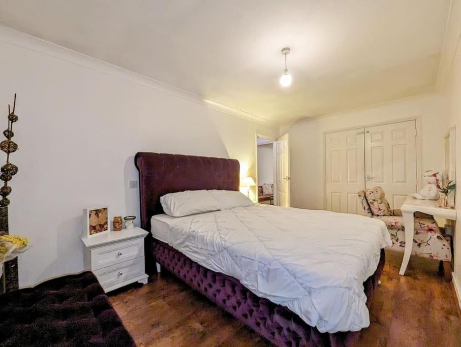 Appartamento Large, Plant Filled Flat With Balcony Londra