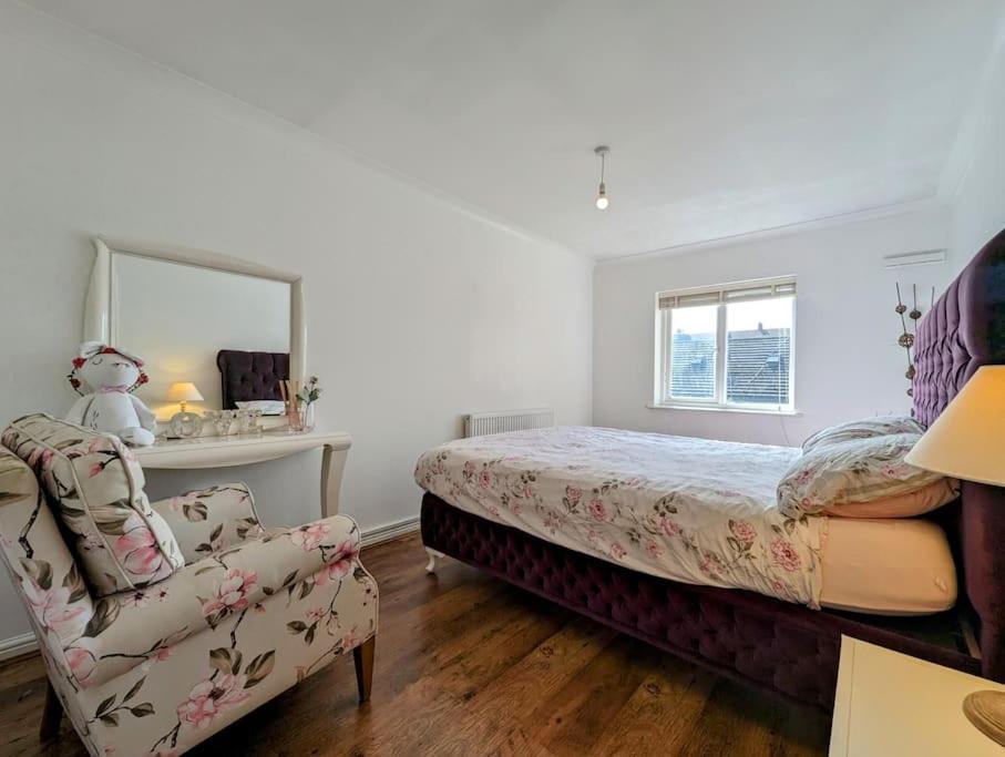 Large, Plant Filled Flat With Balcony Appartamento Londra