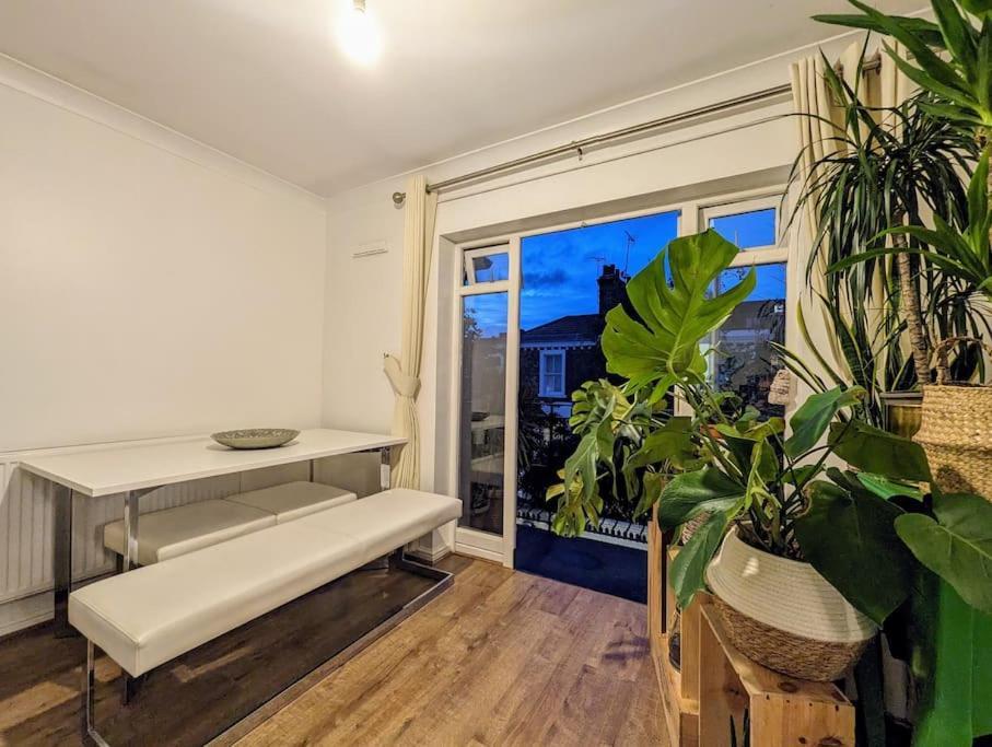 Large, Plant Filled Flat With Balcony Londra