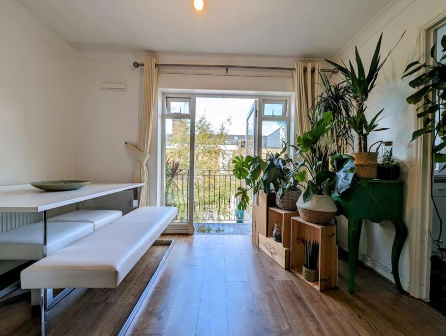 Appartamento Large, Plant Filled Flat With Balcony *