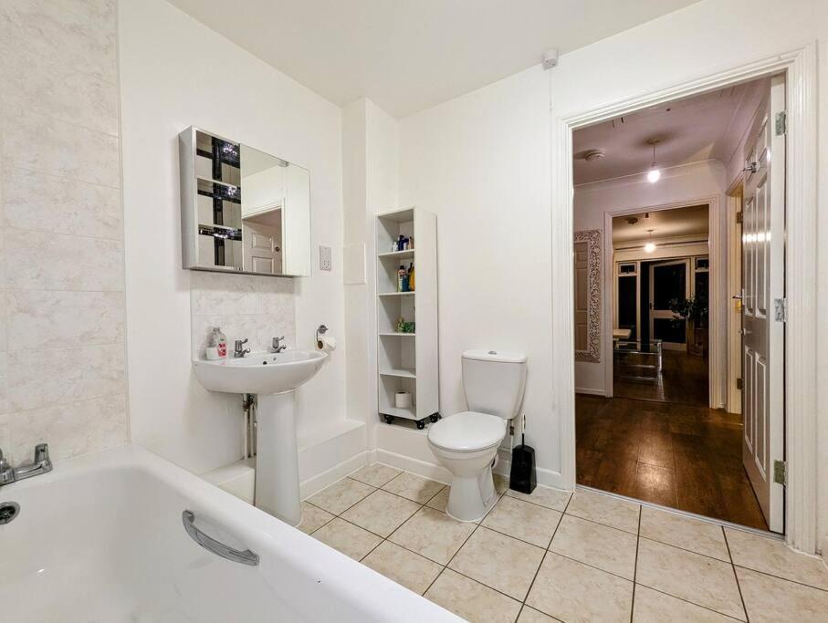 Appartamento Large, Plant Filled Flat With Balcony Londra