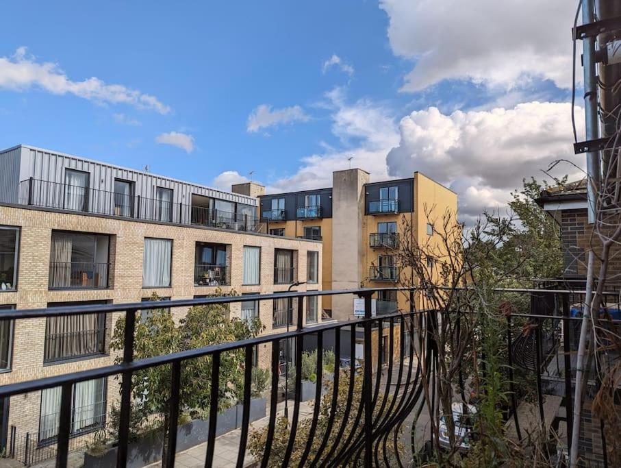 Large, Plant Filled Flat With Balcony Lägenhet London