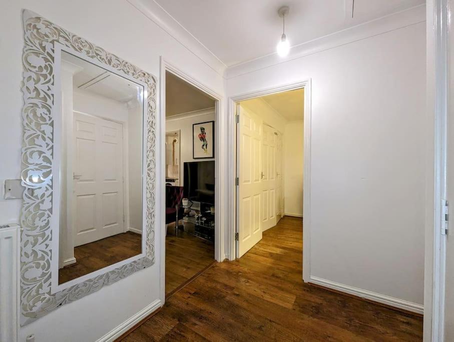 Large, Plant Filled Flat With Balcony Londra