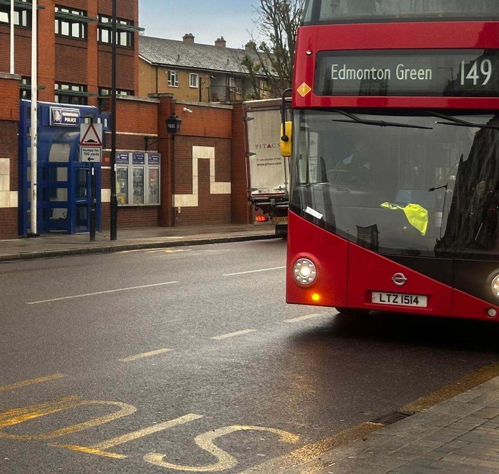 2 Bed 2 Bath - Free Parking - 3min Walk To The Train Station - 19min To Liverpool Street 5min To Victoria Line 1gb Broadband Super Fast Internet Ground Floor 100s Of Shops Restaurants Bakeries 24-hour Asda Superst Lägenhet *