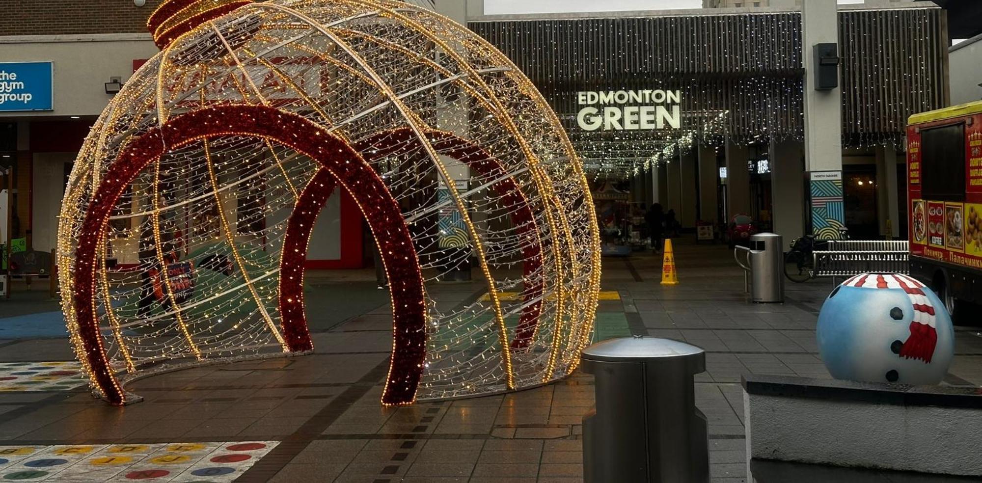 Lägenhet 2 Bed 2 Bath - Free Parking - 3min Walk To The Train Station - 19min To Liverpool Street 5min To Victoria Line 1gb Broadband Super Fast Internet Ground Floor 100s Of Shops Restaurants Bakeries 24-hour Asda Superst London