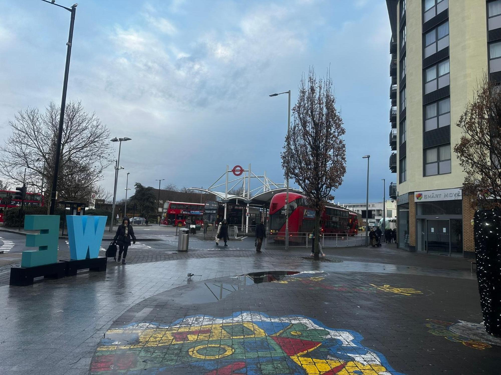 2 Bed 2 Bath - Free Parking - 3min Walk To The Train Station - 19min To Liverpool Street 5min To Victoria Line 1gb Broadband Super Fast Internet Ground Floor 100s Of Shops Restaurants Bakeries 24-hour Asda Superst Londen