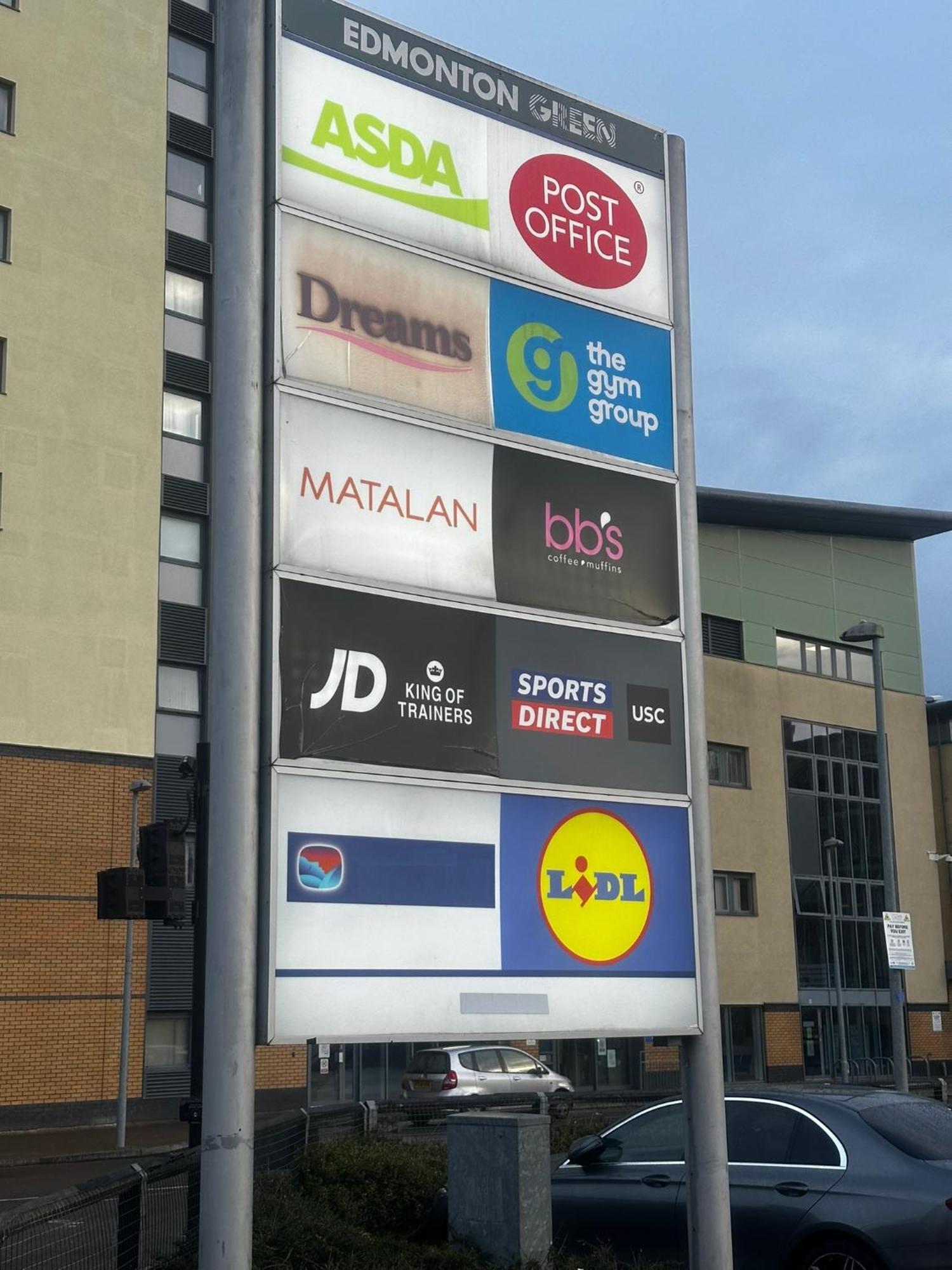 2 Bed 2 Bath - Free Parking - 3min Walk To The Train Station - 19min To Liverpool Street 5min To Victoria Line 1gb Broadband Super Fast Internet Ground Floor 100s Of Shops Restaurants Bakeries 24-hour Asda Superst * Londen