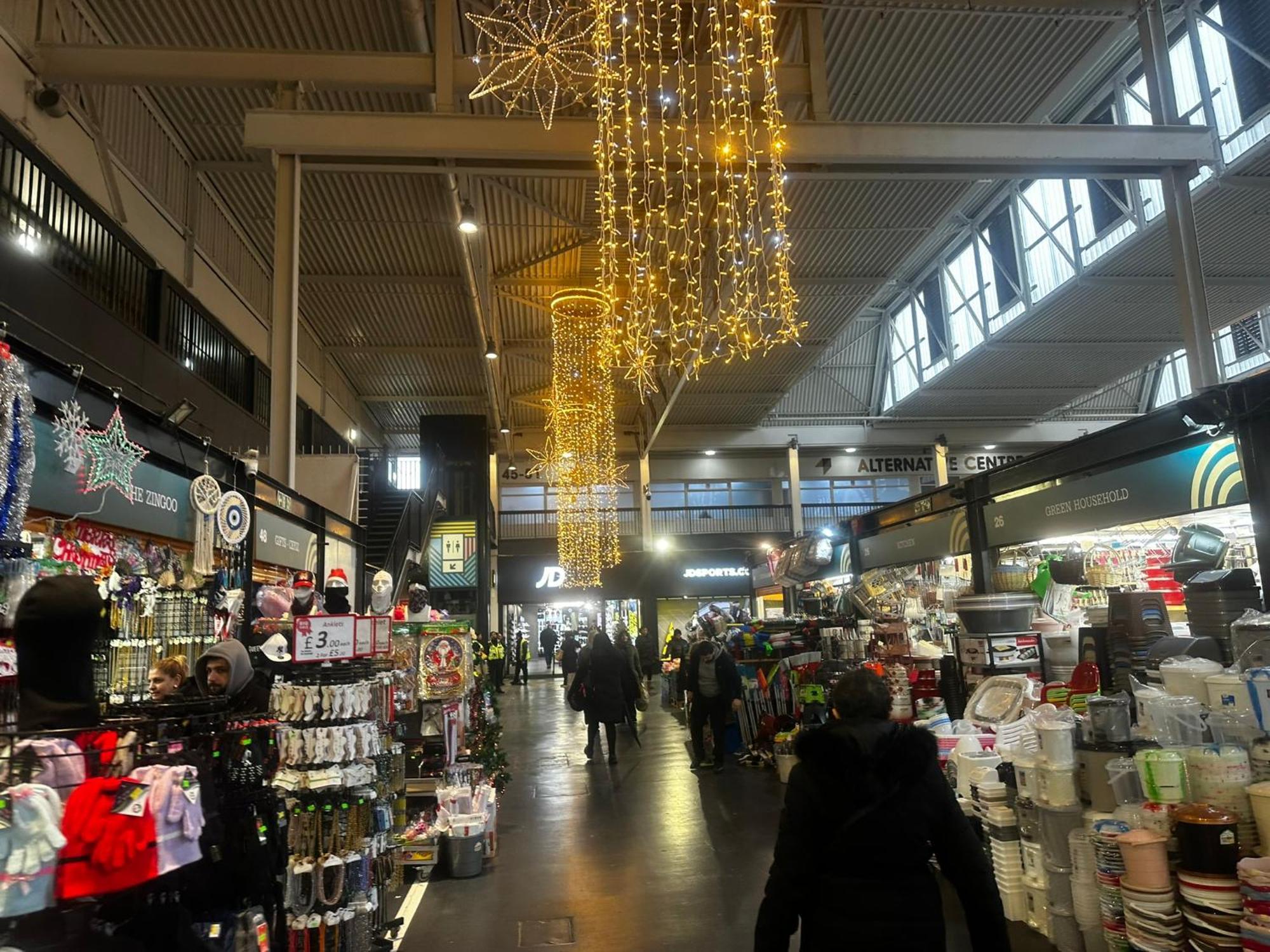 2 Bed 2 Bath - Free Parking - 3min Walk To The Train Station - 19min To Liverpool Street 5min To Victoria Line 1gb Broadband Super Fast Internet Ground Floor 100s Of Shops Restaurants Bakeries 24-hour Asda Superst Lägenhet London