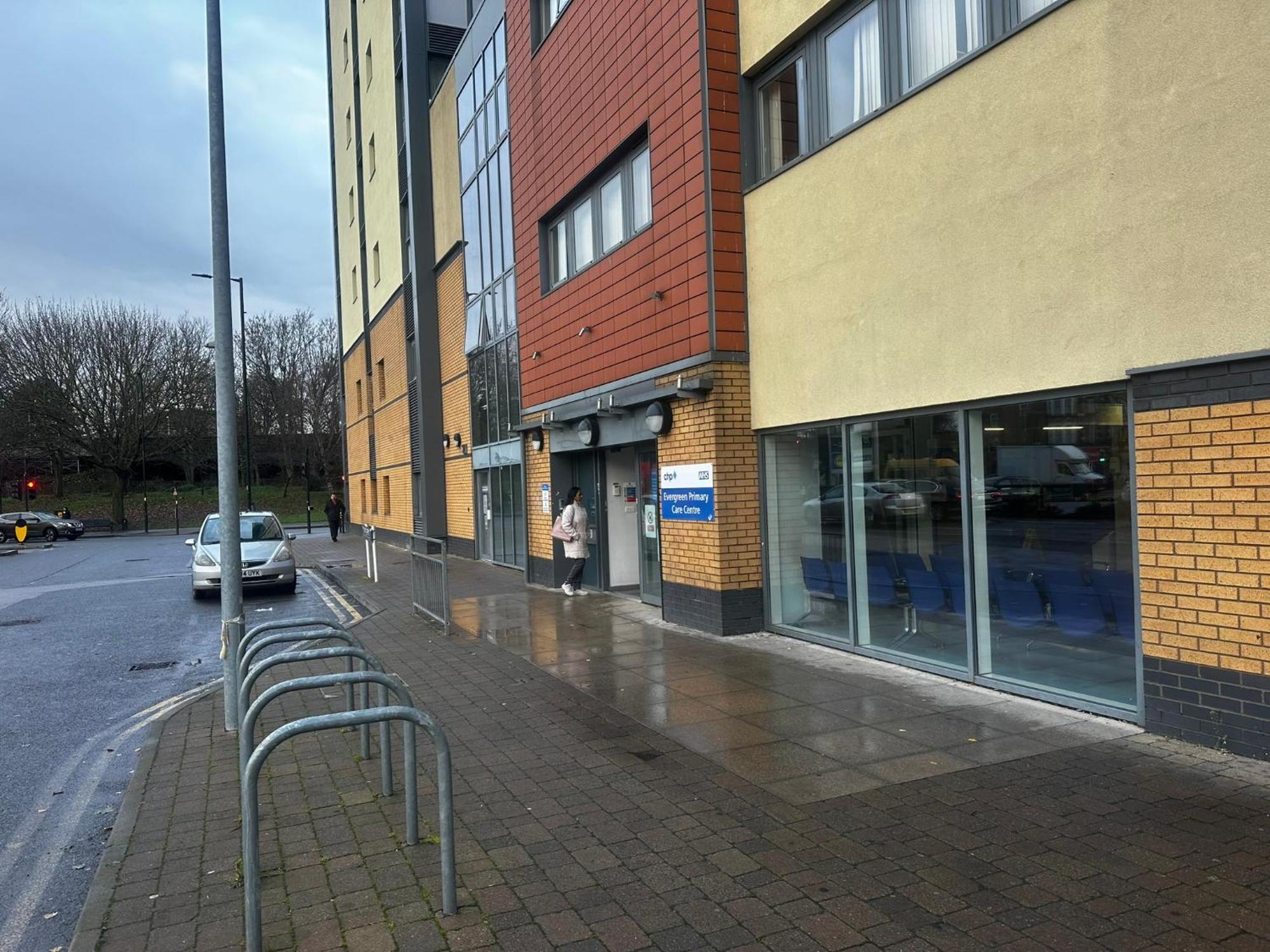 2 Bed 2 Bath - Free Parking - 3min Walk To The Train Station - 19min To Liverpool Street 5min To Victoria Line 1gb Broadband Super Fast Internet Ground Floor 100s Of Shops Restaurants Bakeries 24-hour Asda Superst Lägenhet *