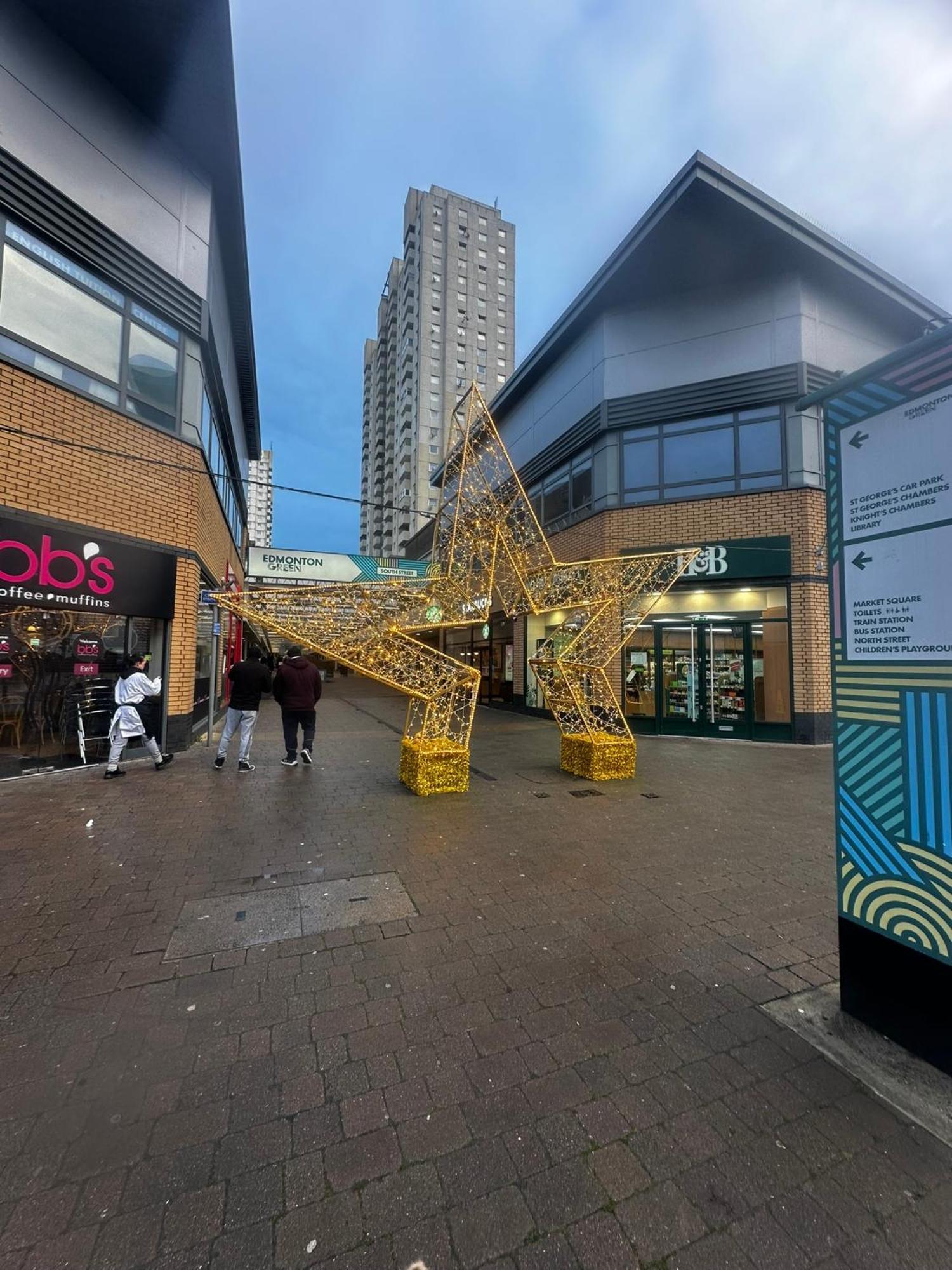 2 Bed 2 Bath - Free Parking - 3min Walk To The Train Station - 19min To Liverpool Street 5min To Victoria Line 1gb Broadband Super Fast Internet Ground Floor 100s Of Shops Restaurants Bakeries 24-hour Asda Superst * Londen