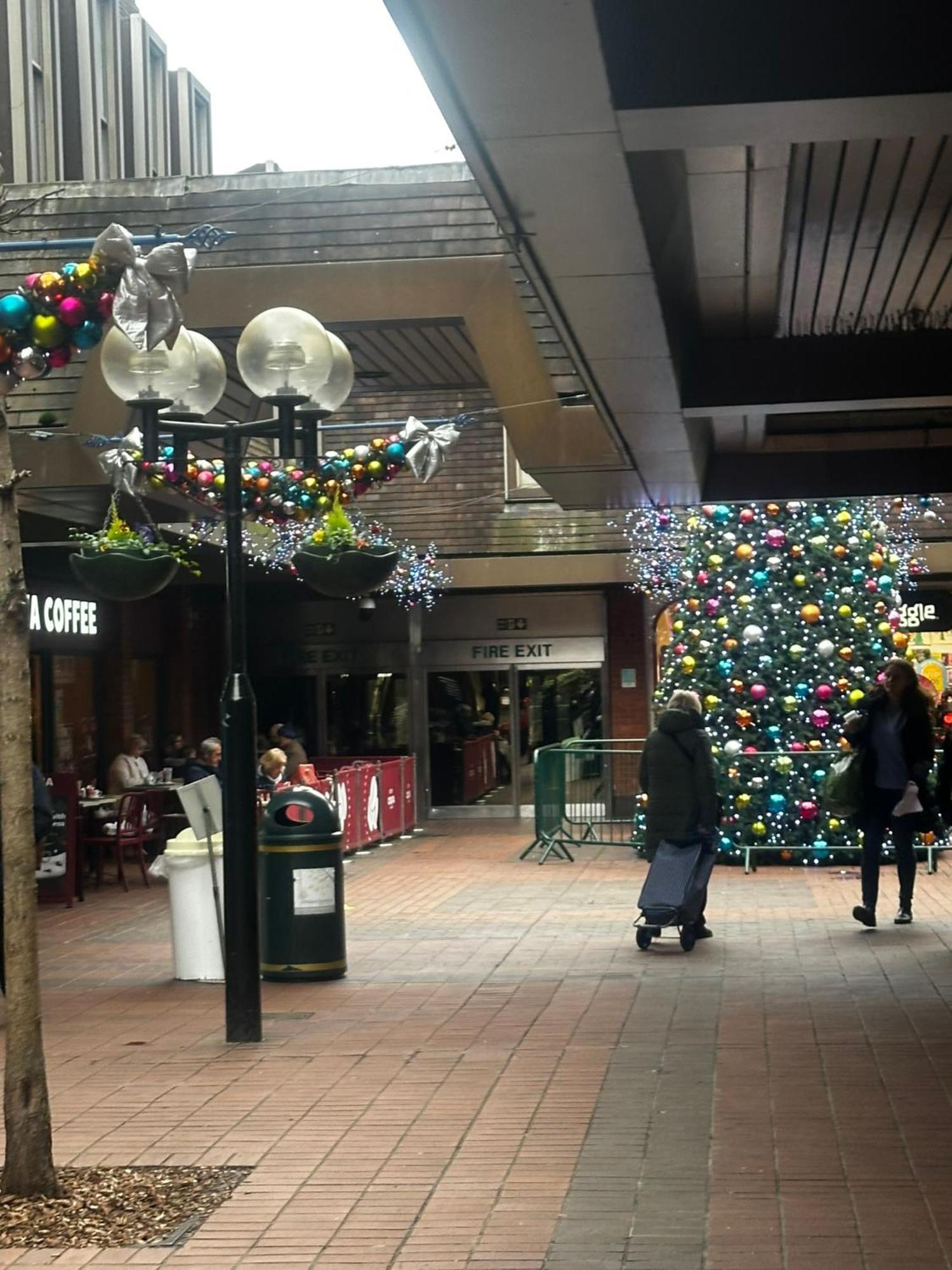2 Bed 2 Bath - Free Parking - 3min Walk To The Train Station - 19min To Liverpool Street 5min To Victoria Line 1gb Broadband Super Fast Internet Ground Floor 100s Of Shops Restaurants Bakeries 24-hour Asda Superst Londen