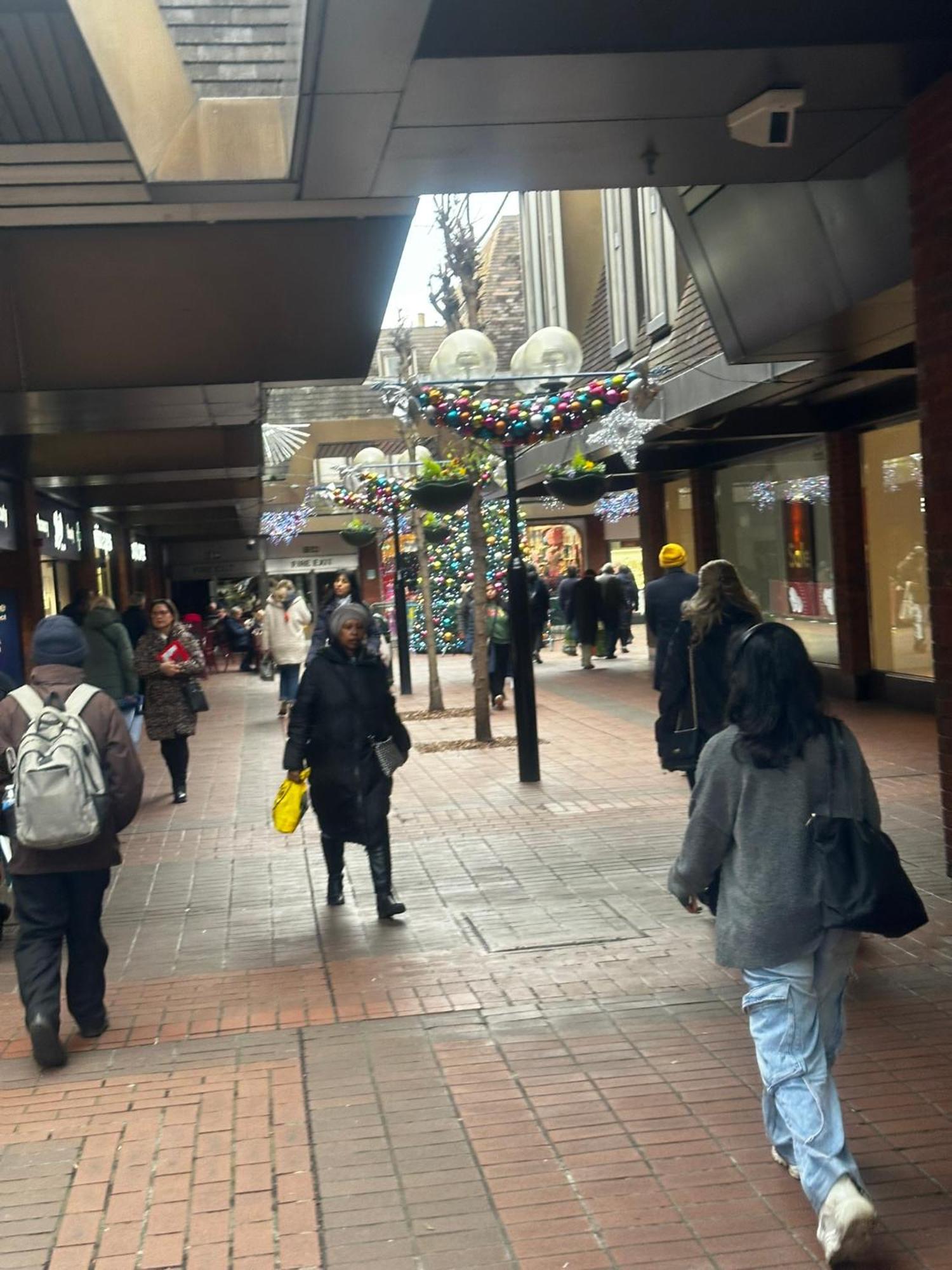 Lägenhet 2 Bed 2 Bath - Free Parking - 3min Walk To The Train Station - 19min To Liverpool Street 5min To Victoria Line 1gb Broadband Super Fast Internet Ground Floor 100s Of Shops Restaurants Bakeries 24-hour Asda Superst