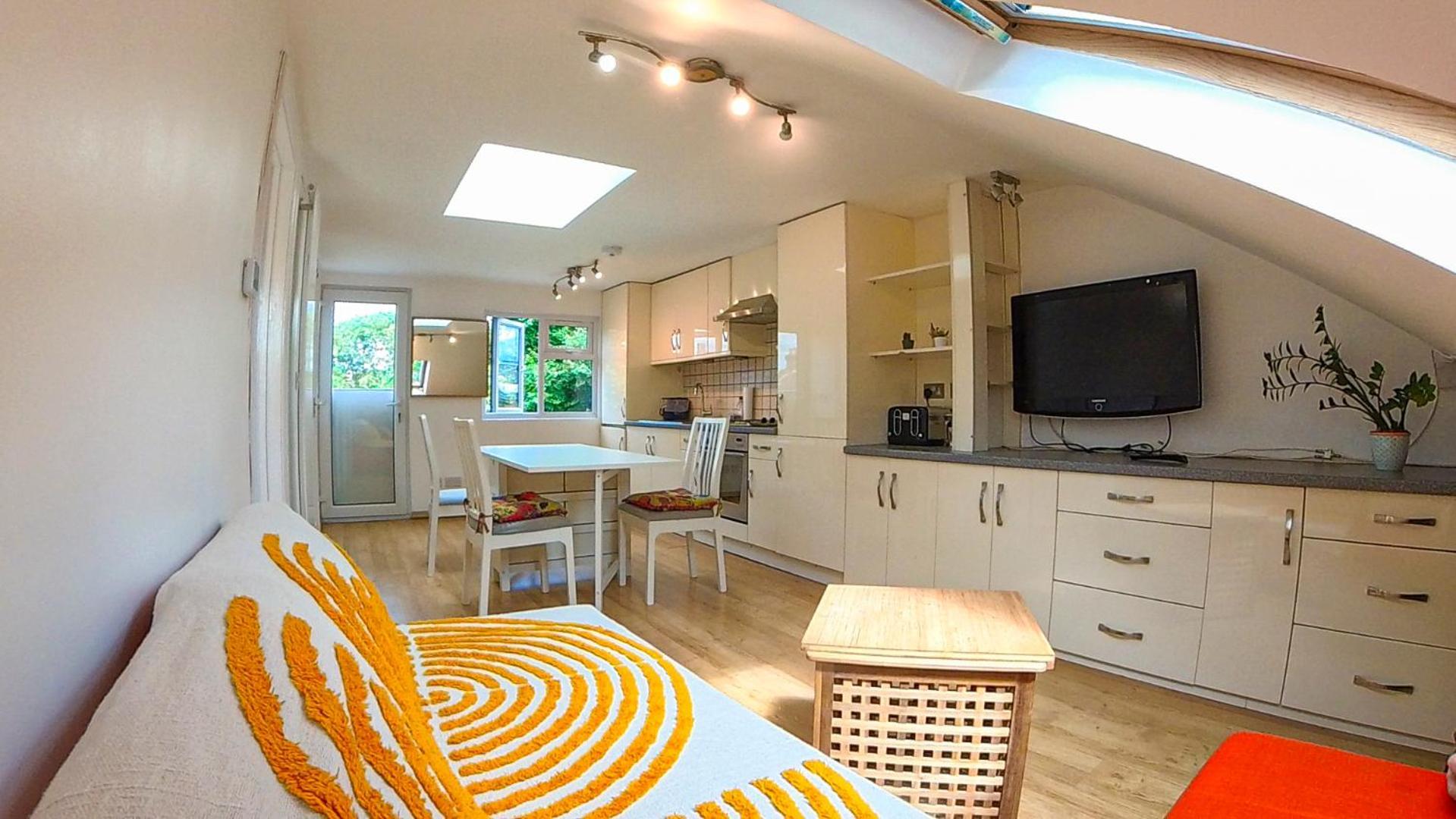 Appartement 1 Bed Attic Flat With Easy Reach To Centre
