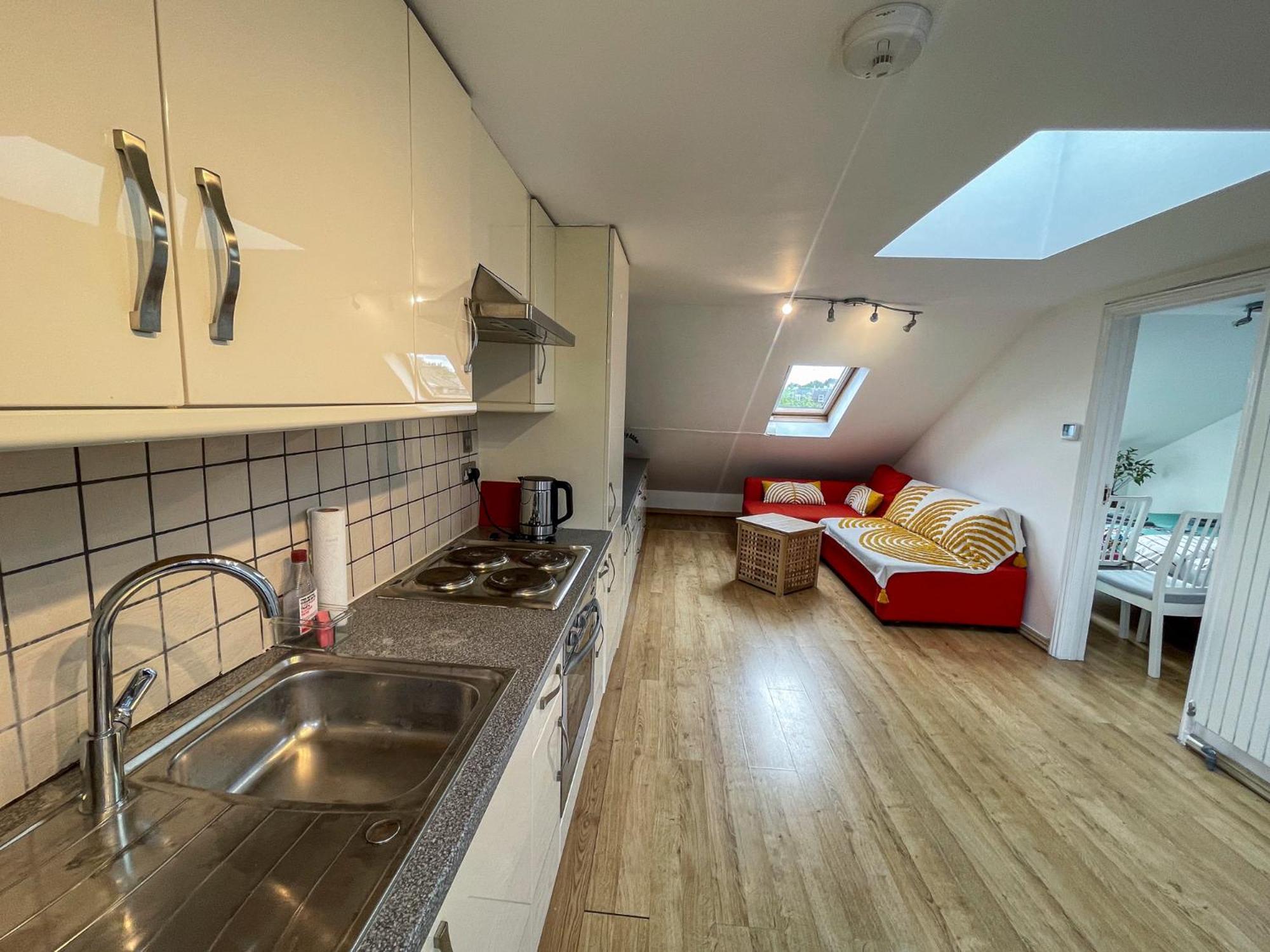 1 Bed Attic Flat With Easy Reach To Centre Appartement Londen