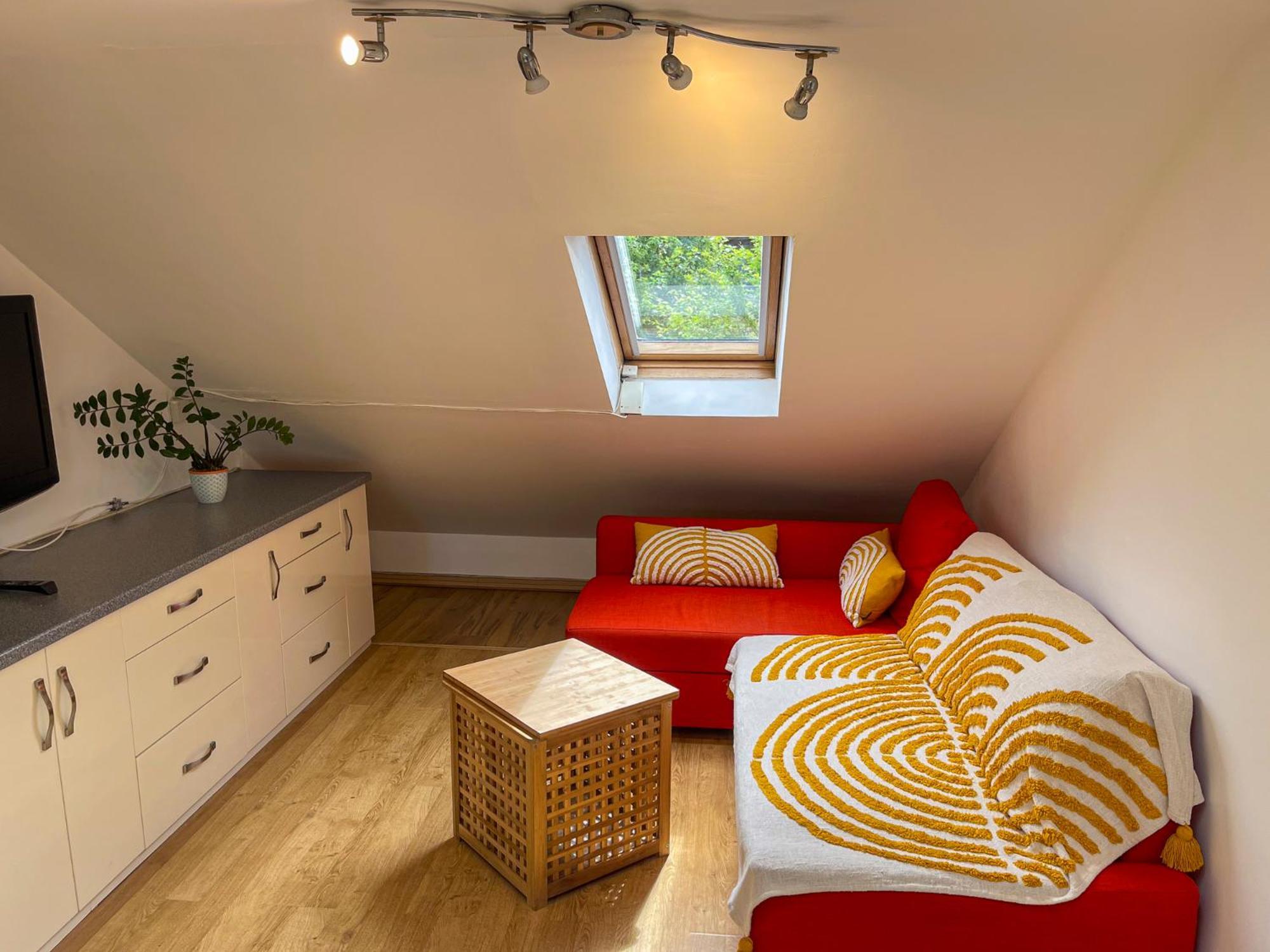 1 Bed Attic Flat With Easy Reach To Centre Londen