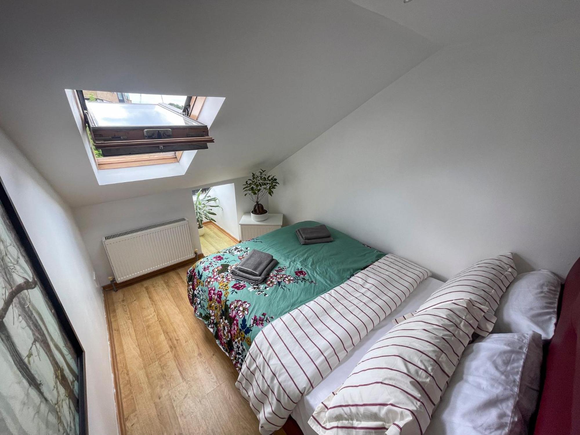1 Bed Attic Flat With Easy Reach To Centre Appartement