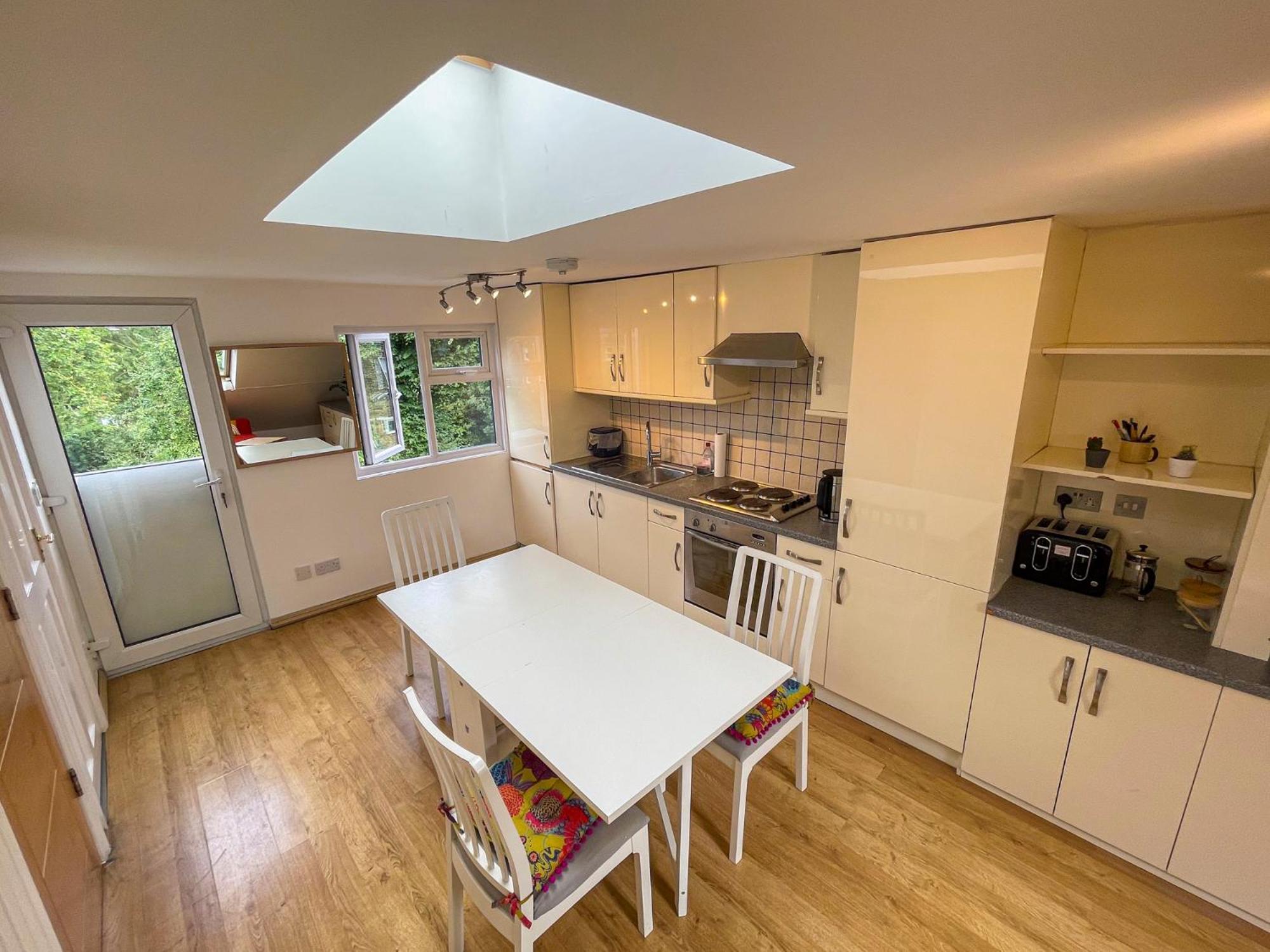 1 Bed Attic Flat With Easy Reach To Centre Lejlighed *