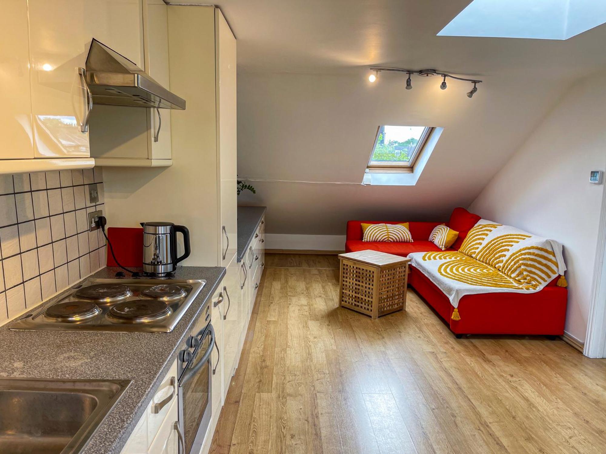 1 Bed Attic Flat With Easy Reach To Centre * Londen