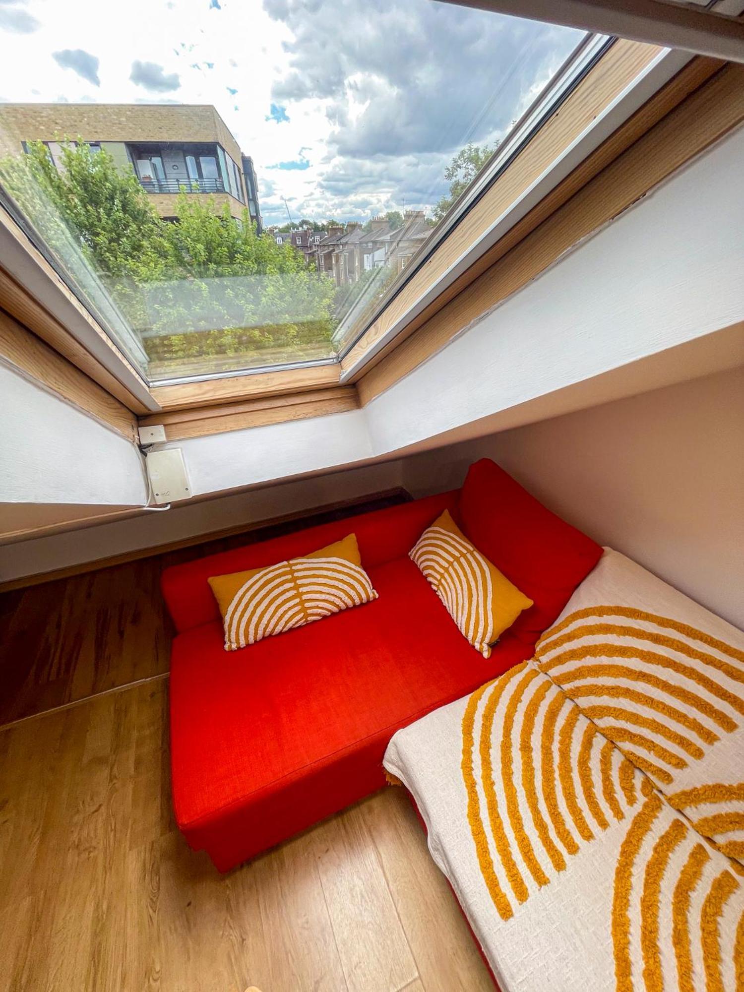 Appartement 1 Bed Attic Flat With Easy Reach To Centre *