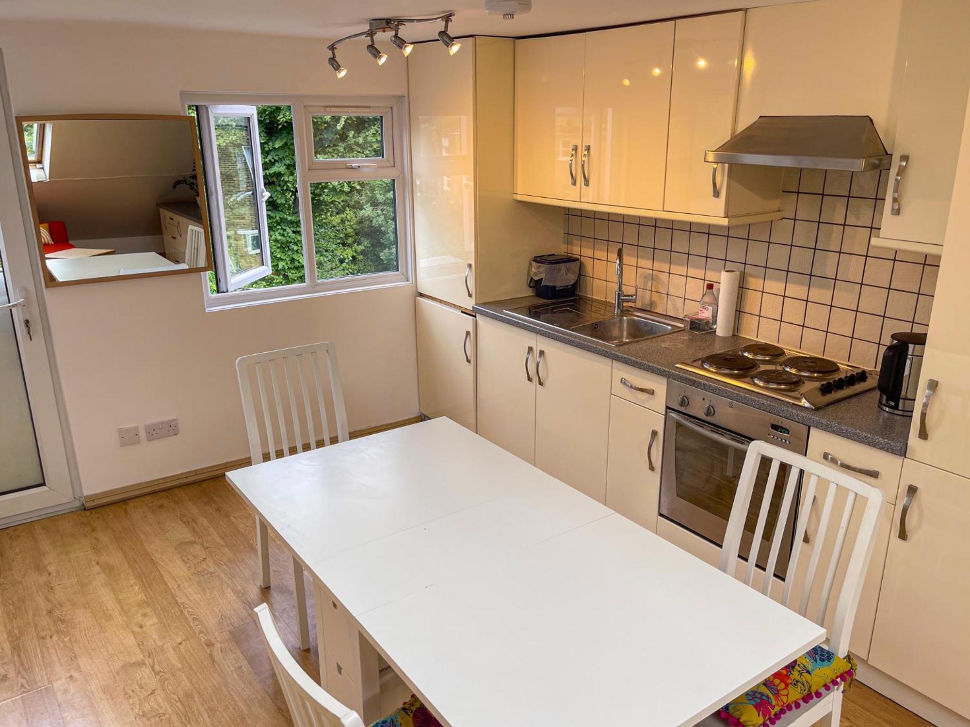 1 Bed Attic Flat With Easy Reach To Centre Lejlighed *