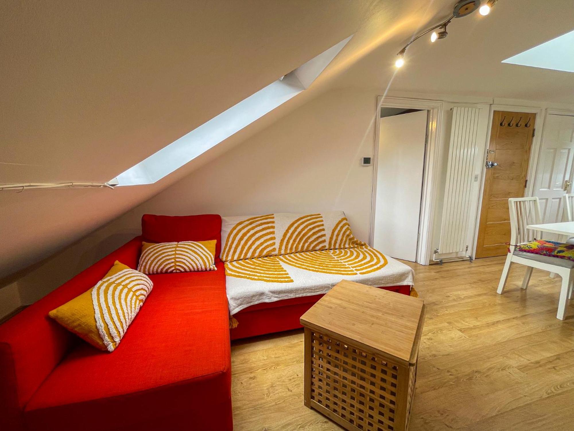 Appartement 1 Bed Attic Flat With Easy Reach To Centre Londen