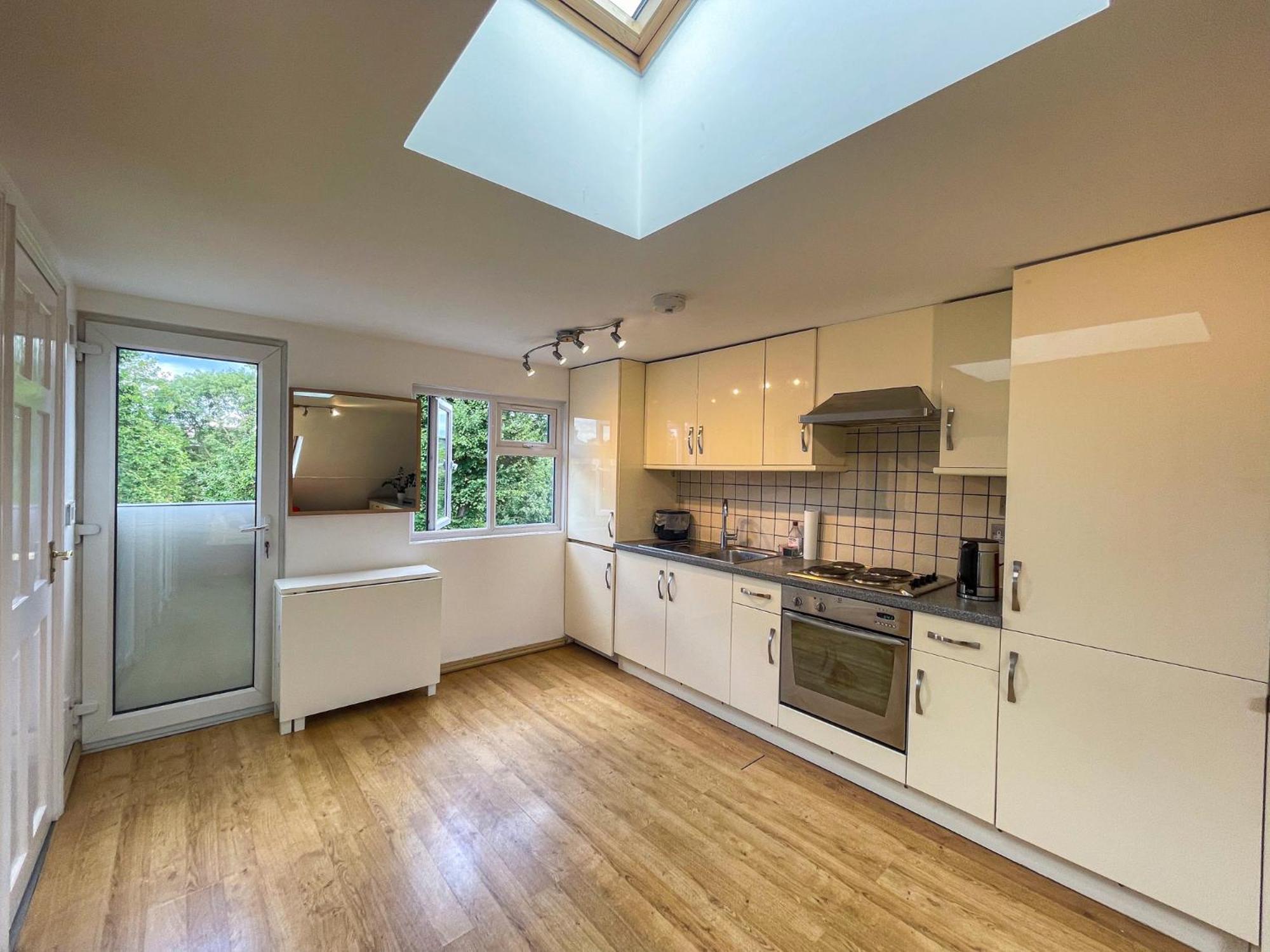1 Bed Attic Flat With Easy Reach To Centre * Londen
